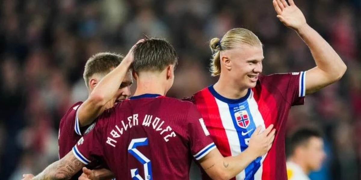 Erling Haaland scoret fem mål da Norge sikret seg en imponerende 11-1-seier i VM-kvalifiseringen.